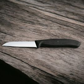Cutit VICTORINOX Swiss Classic. paring, 8cm, wavy, black, 6.7433